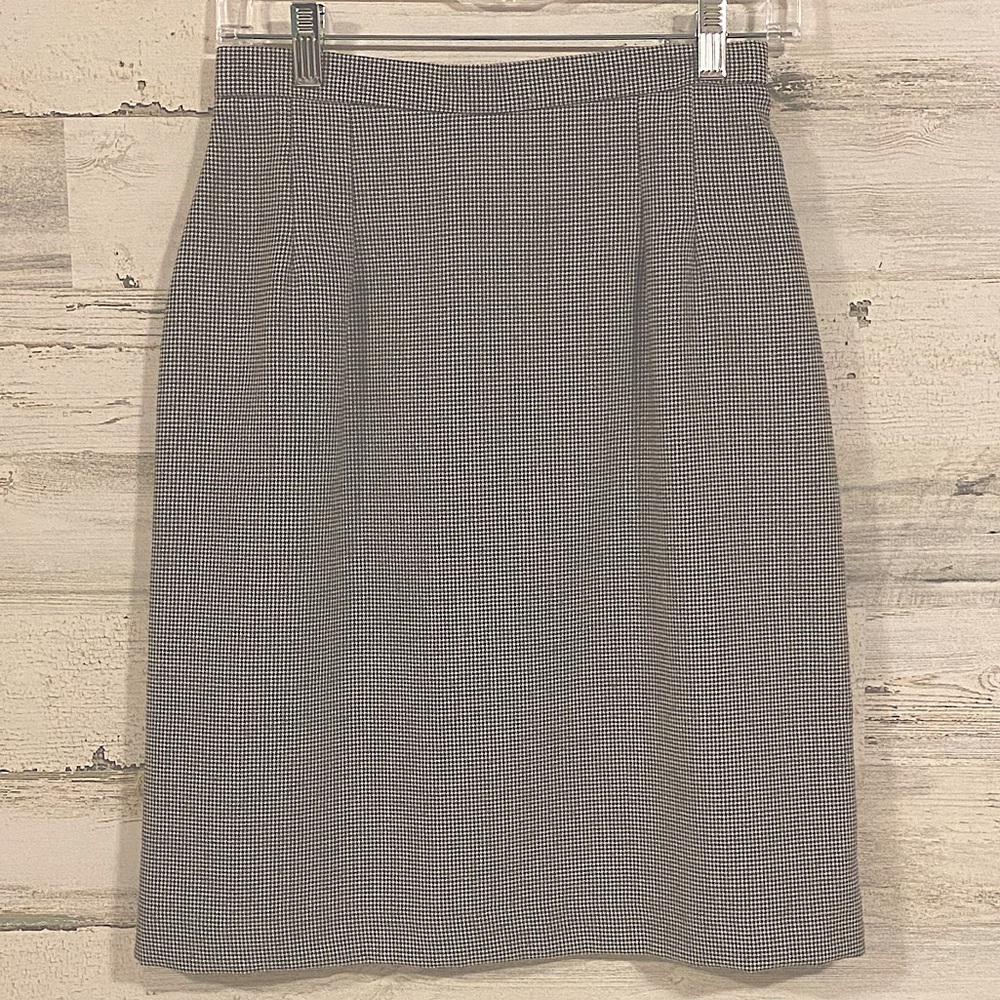 Vintage black and white houndstooth pencil skirt by Michele.
